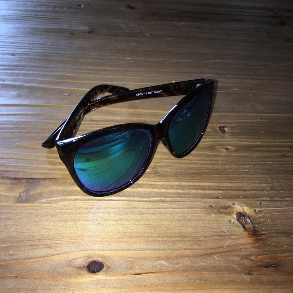 Quay reflective sunglasses.